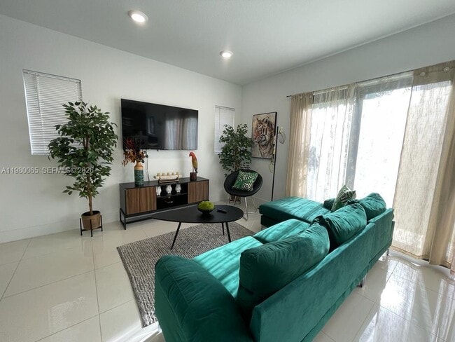 Building Photo - 302 NW 11th Ct