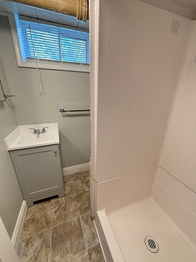 Building Photo - August Rent Free! 5 Bed 2 Bath Single Fami...