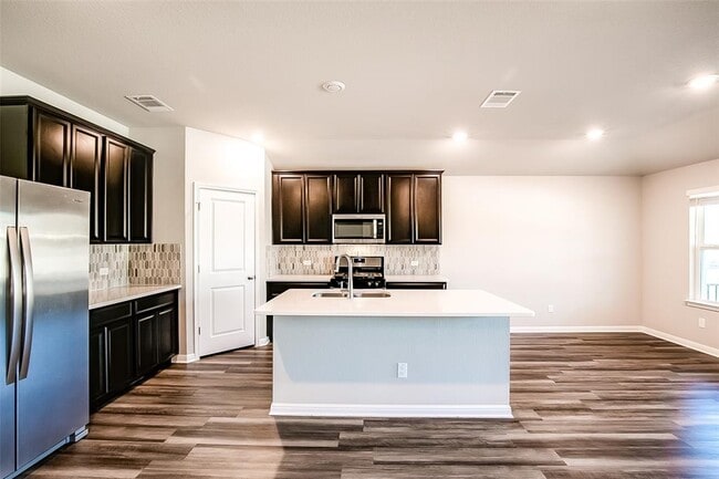 Building Photo - 1601 Longhorn Ranch Dr