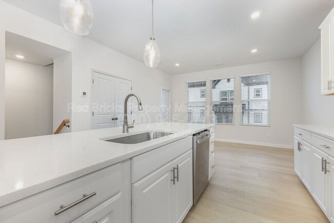 Building Photo - 1816 Blanche St