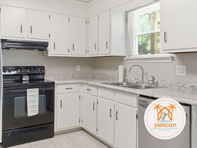 Building Photo - "Charming 3-Bedroom Retreat on Deedra Avenue - Spacious Living at 1325 Sq Ft in Pensacola!"