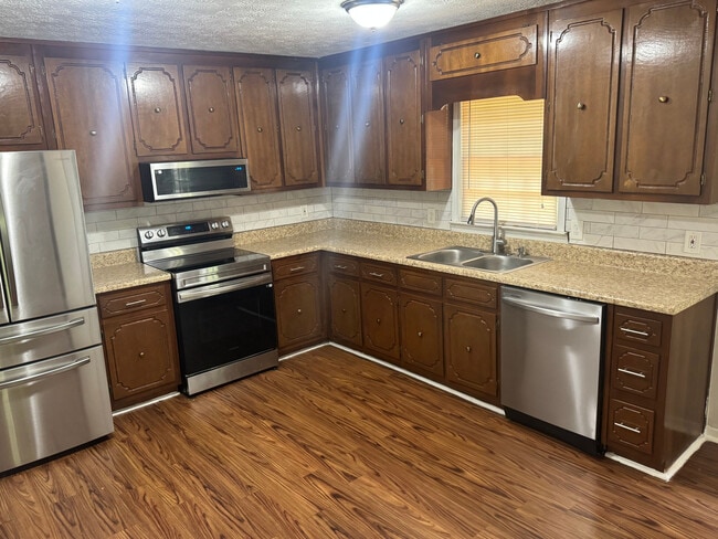 Building Photo - Room in House on Willowbrook Dr