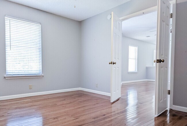 Building Photo - Stylish 4-Bed, 3.5-Bath Rental with Great ...