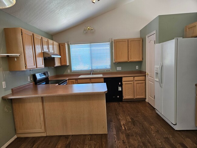 Building Photo - Beautiful 3 Bedroom/2.5 Bathroom in Midvale