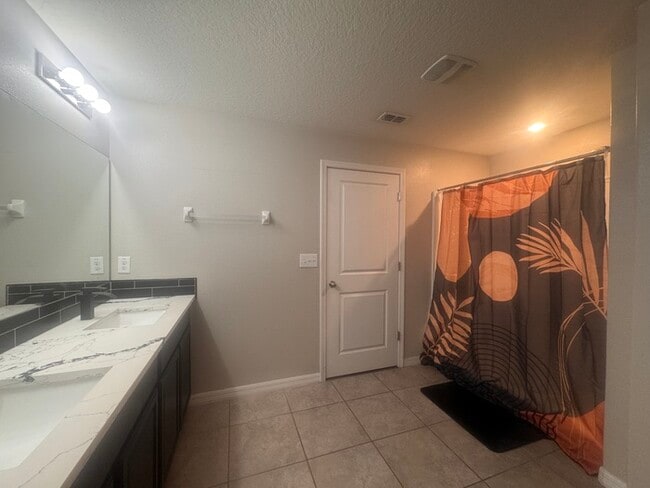 Building Photo - Beautifully Designed 4 Bedroom, 2 Bath Home