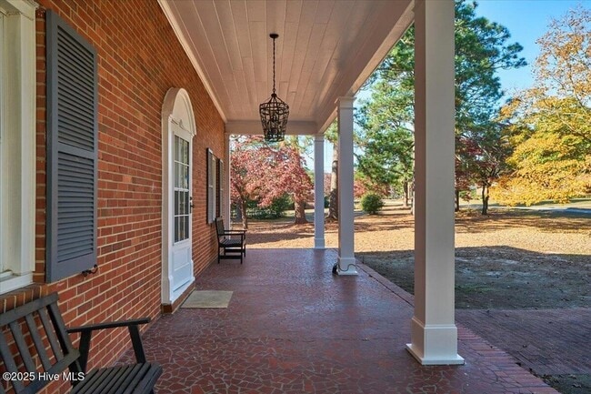 Building Photo - 300 Dogwood Ln