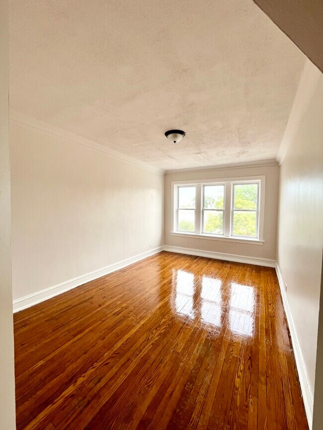 Building Photo - 1154 N Lawndale Ave