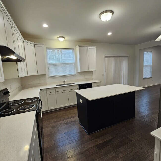 Building Photo - 4 bedroom, 3 full bathrooms, 2 car garage ...