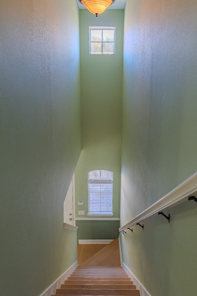 Building Photo - Modern 3-Bed Townhome with Garage & Patio in Casselberry – In-Unit Laundry, Central AC!