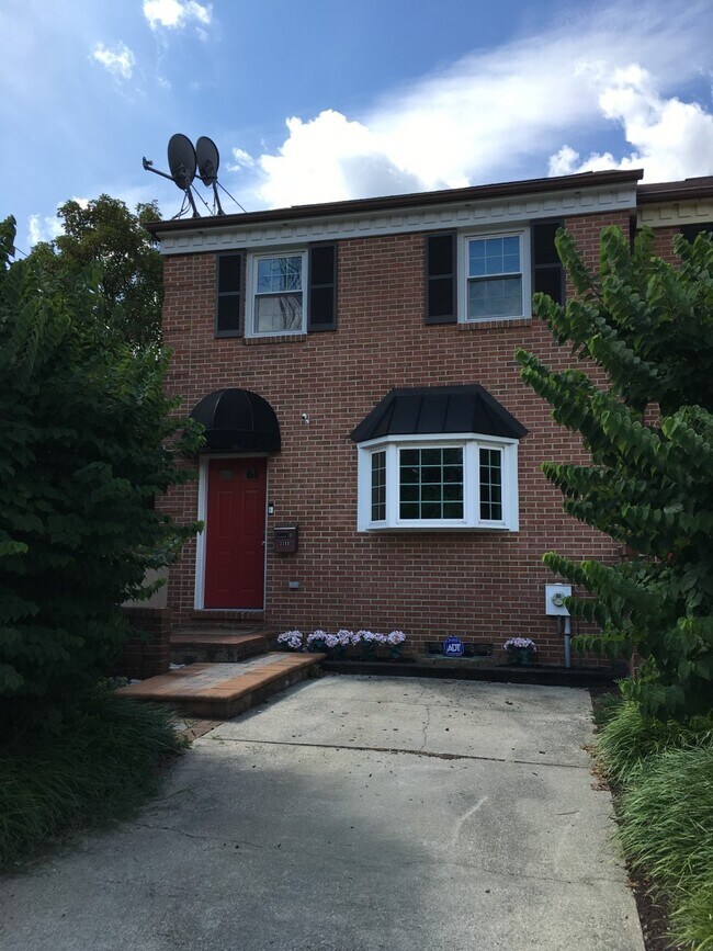Front - 1311 N Lincoln St