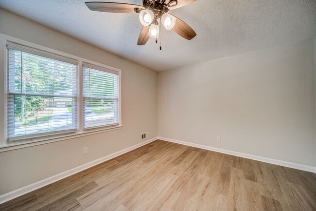 Building Photo - Renovated 4 bed home in Kennesaw w/ Designer Kitchen