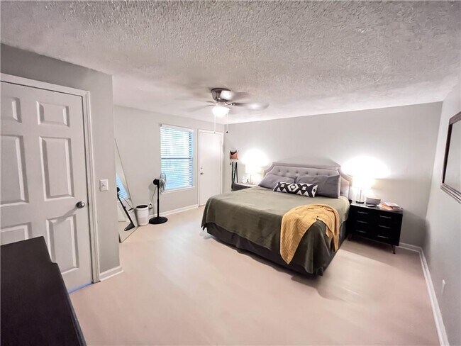 Building Photo - 1373 E Sequoyah Ct