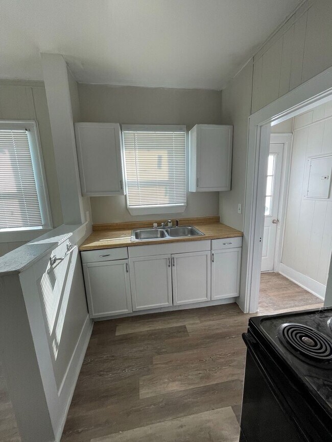 Building Photo - D&amp;G Ventures LLC-516/518 S. Nueces