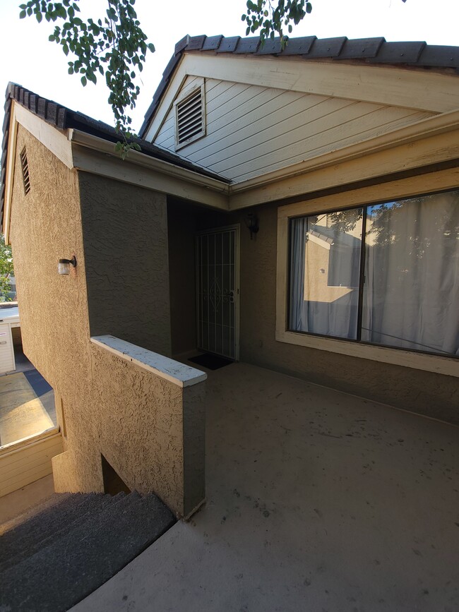 Patio/ Entryway - 2035 S Elm St