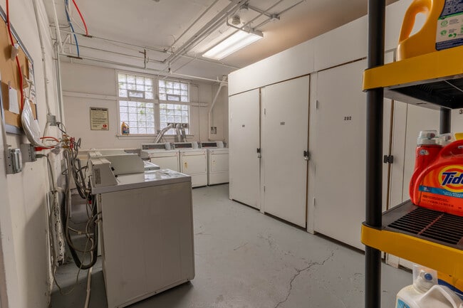 Building Photo - 1110 W 25th St