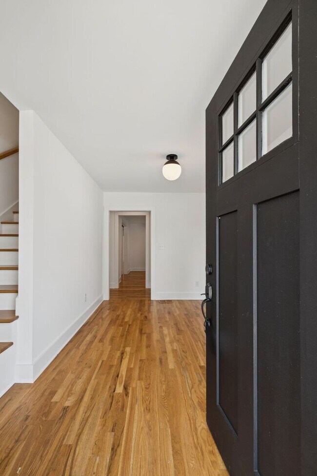Building Photo - Beautifully Remodeled Home Just Minutes From Downtown Nashville