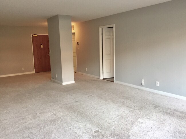 Building Photo - Updated Kitchen-1Bed 1Bath w Garage Parking at Georgetown Condo