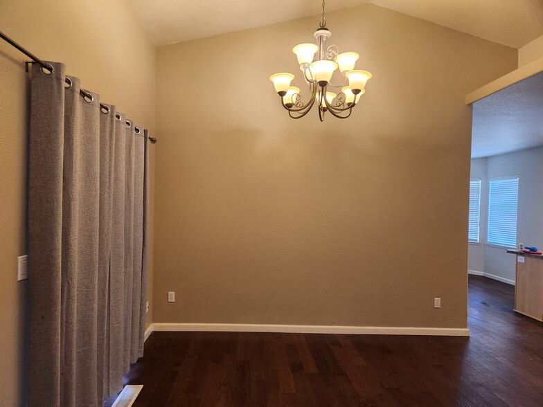 Dining area - 1586 NE Grandhaven Dr