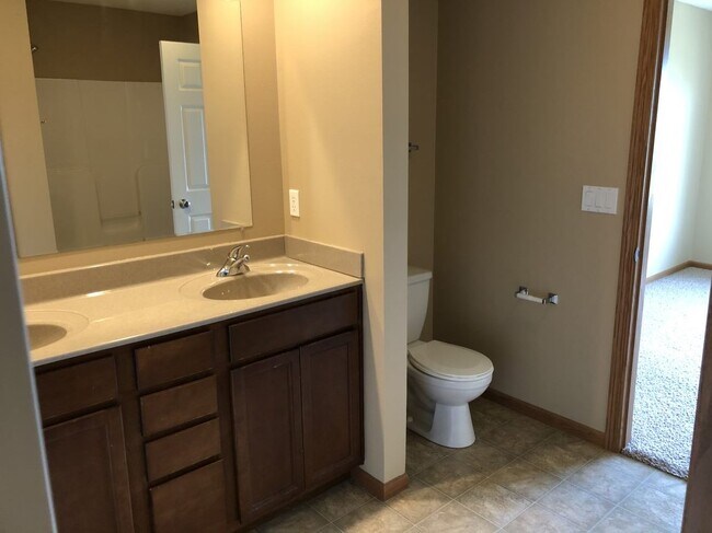 Building Photo - 1805 Goose Lake Cir