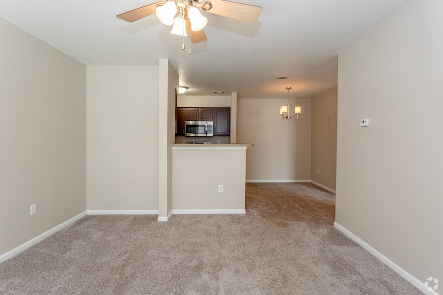 1BR, 1BA - Bristol - Crown Colony Apartments