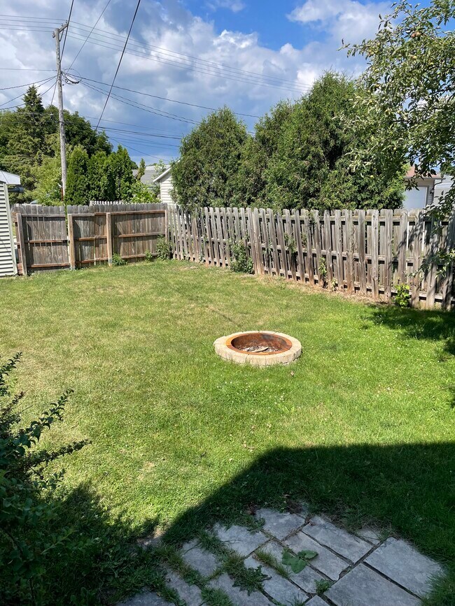 Building Photo - 1638 Saemann Ave