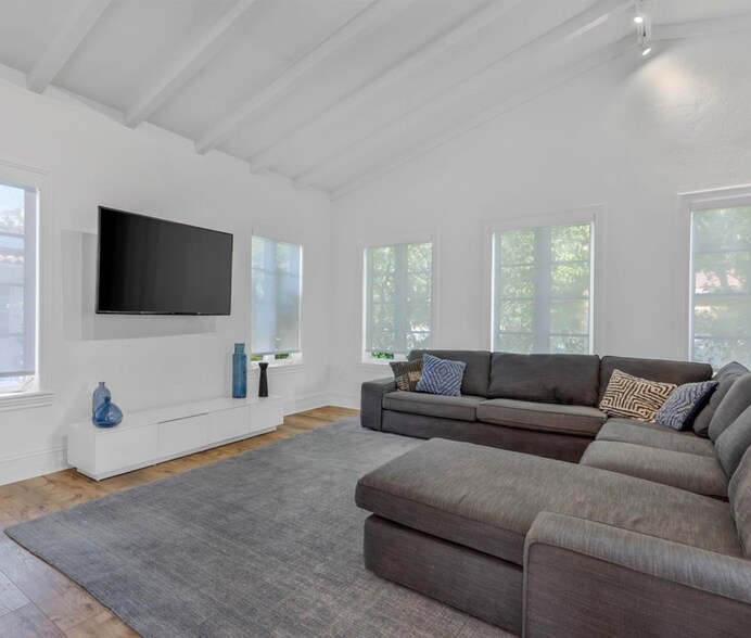 Building Photo - 113 NE 101st St