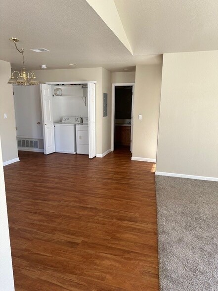 Building Photo - 5225 White Willow Dr