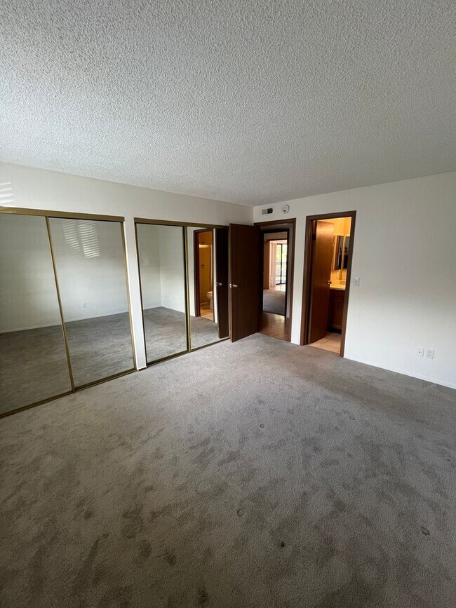 Building Photo - 3 Bed 2 Bath Updated Unit in Robinwood