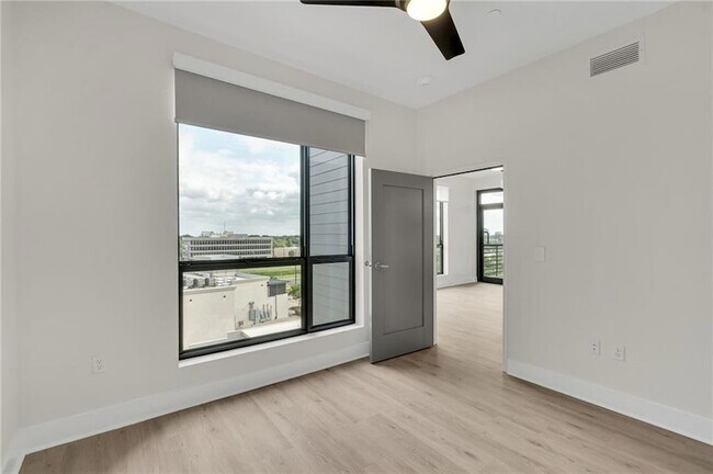 Building Photo - 3100 Lake Villa Dr