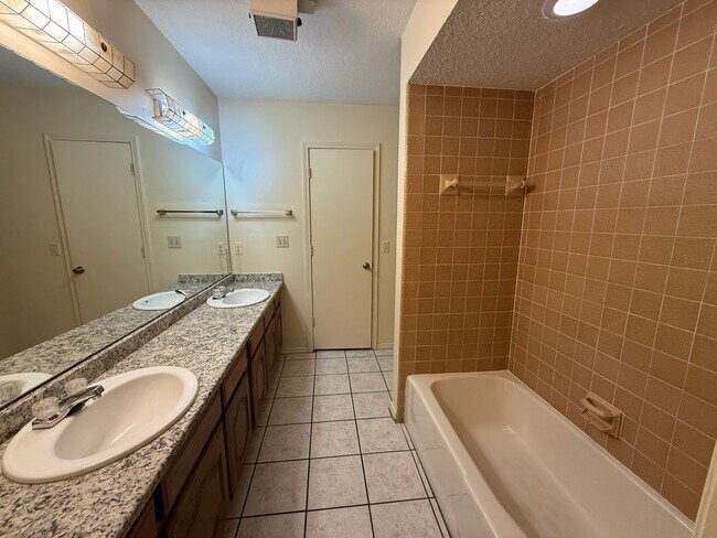 Building Photo - Huge Master Suite, culd-du-sac, Jenks Schools, 3 bedroom
