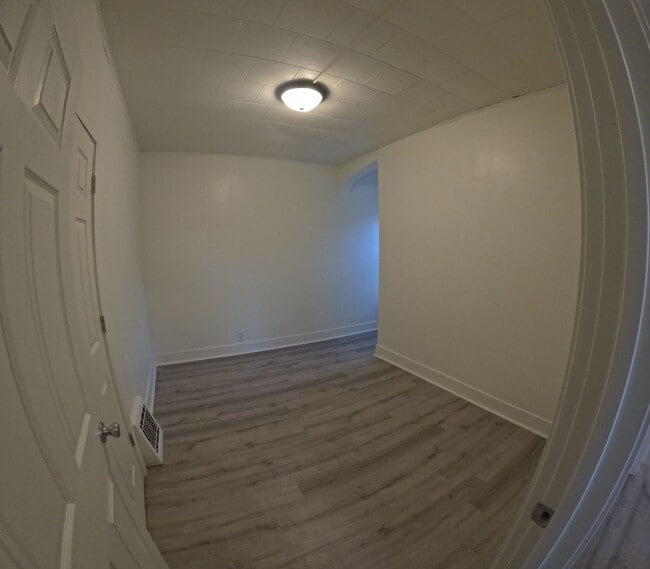 Building Photo - $950 Deposit $950 Rent