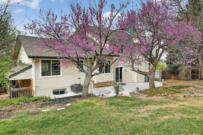 Building Photo - 4BR/4BA Updated Home with Finished Basement Suite & Landscaped Yard