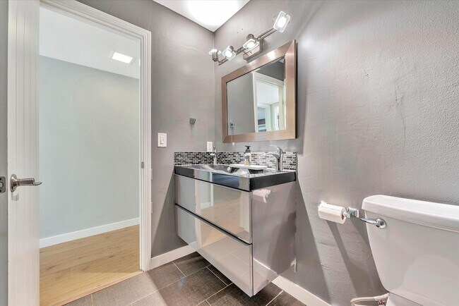 Building Photo - Hidden Gem at Saratoga Creekside – End Uni...
