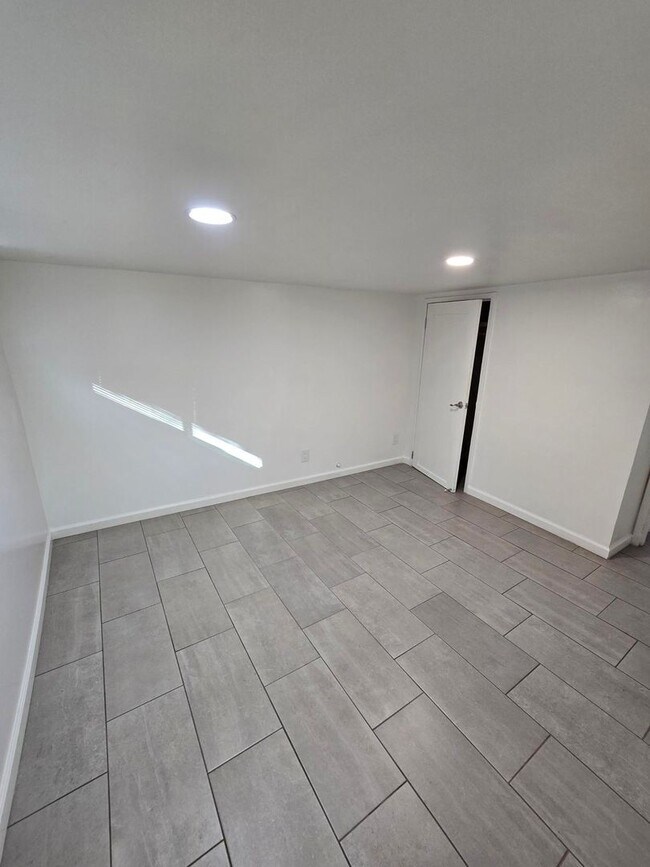 Building Photo - 332 W Illinois St