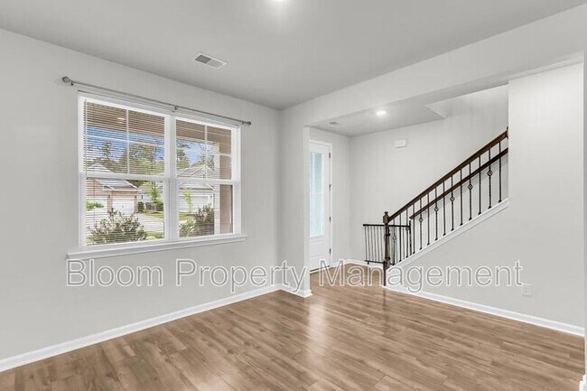 Building Photo - 227 Shortmarsh St
