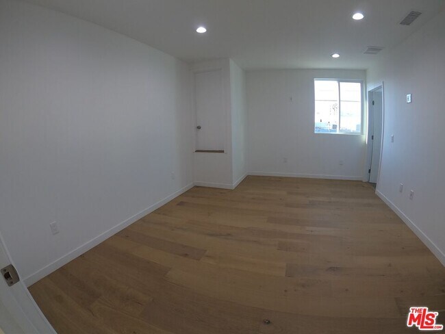 Building Photo - 635 N Formosa Ave