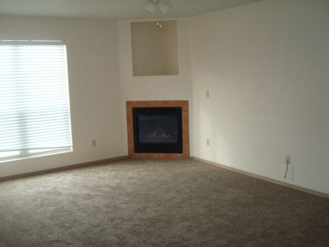 Building Photo - Cute Townhouse in Desirable Area- Close to...