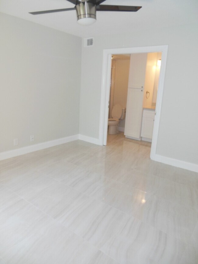 Building Photo - ONE BEDROOM ONE BATHROOM! FULLY RENOVATED Stainless Appliances!