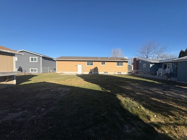 Building Photo - 3 bedroom 2 bathroom house