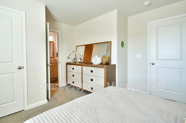 Building Photo - 27 English Ct