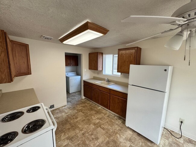 Building Photo - Charming 3-Bedroom SE Portland Home – Fully Fenced Yard - Video attached