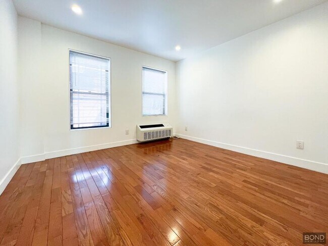 Building Photo - 1 bedroom in Queens NY 11101