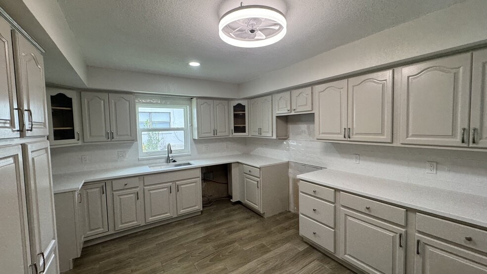 Building Photo - 7409 Lake Forest Cir