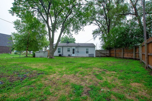 Building Photo - 2 Bedroom / 1.5 Bath Home in Carter Lake!