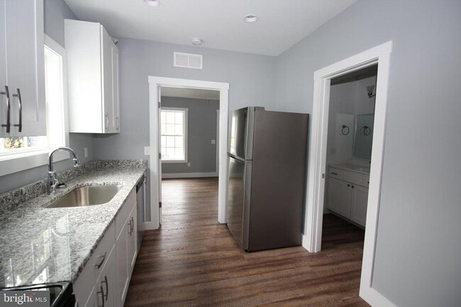 Building Photo - 306 Main St