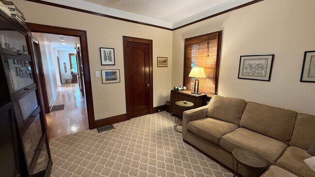 Building Photo - Beautiful Fully Furnished Home in Close-In...