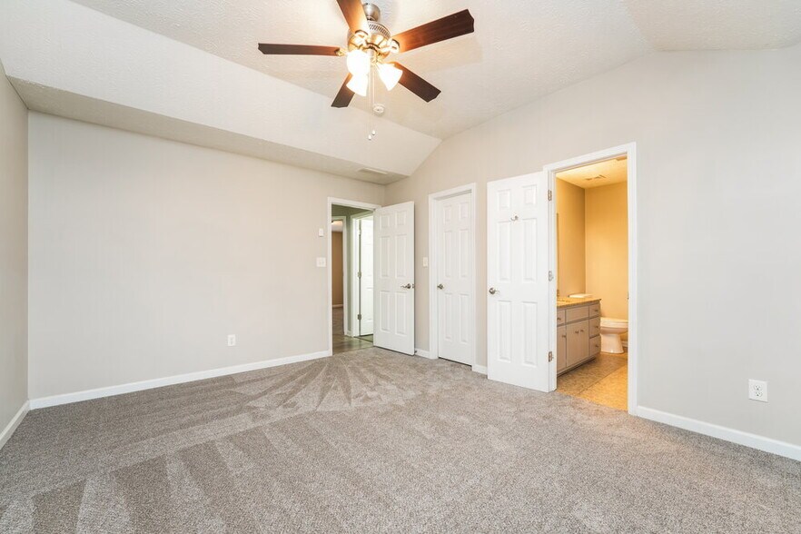 Building Photo - 509 Sarah's Ln