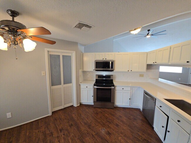 Building Photo - 19415 Southaven Dr