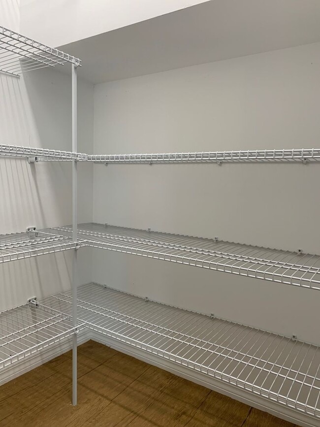 Building Photo - 3/2.5/1 Spacious Townhome