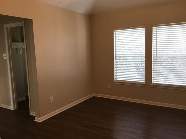 Building Photo - 141 S Laguna Pointe Dr